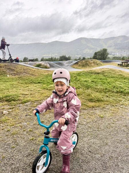 Hedvig (3,5) har lært å sykle, og bruker masse tid i terrenget rundt hotellet på to hjul. Foto: Maria Nymo